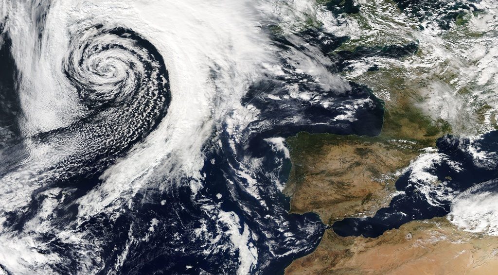 Vista de satélite de una borrasca sobre el atlántico y un anticiclón sobre la Península Ibérica. NOAA.